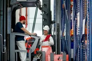 Personal de JUST trabajando con equipos de protección